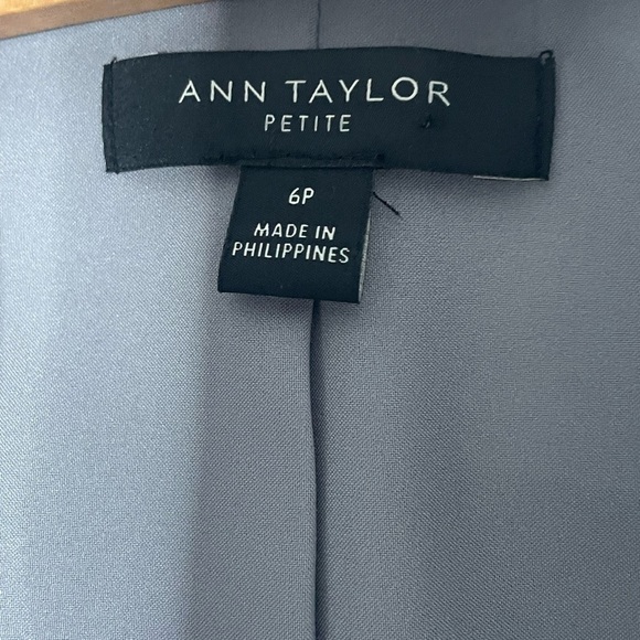 Ann Taylor Light Gray/Grey Cotton Blend One Button Blazer. Neutral.  Size 6P - Picture 3 of 8